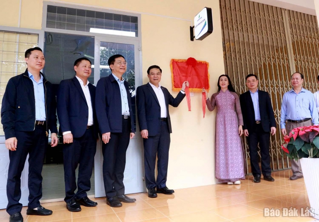Phó Bí thư Tỉnh ủy Đỗ Hữu Huy (thứ 2 từ phải qua) cùng lãnh đạo Tập đoàn Công nghiệp – Năng lượng Quốc gia Việt Nam kéo băng khánh thành Phòng thực hành giáo dục STEM tại Trường THPT Buôn Ma Thuột