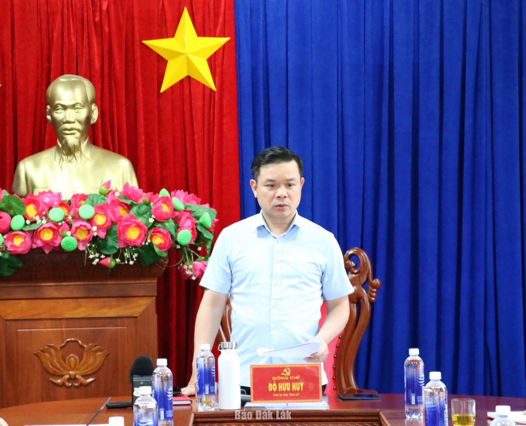 Phó Bí thư Tỉnh ủy Đỗ Hữu Huy phát biểu kết luận cuộc họp.