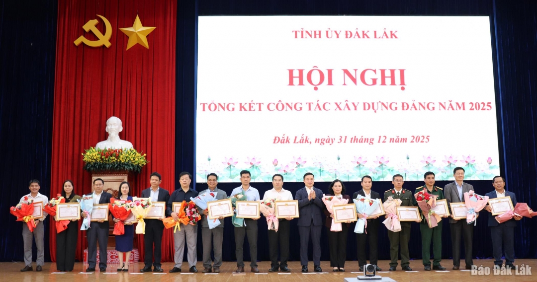 Phó Bí thư Tỉnh ủy Đỗ Hữu Huy trao bằng khen cho các tập thể có thành tích tiêu biểu, xuất sắc trong công tác phát triển đảng viên năm 2025.