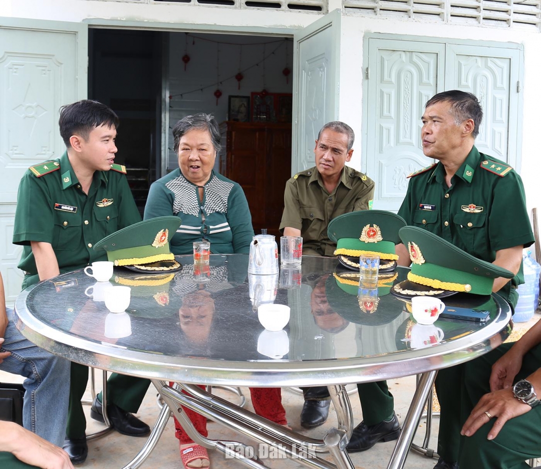 Cán bộ Đồn Biên phòng Ia Rvê tuyên truyền cho người dân các quy định về chủ quyền quốc gia