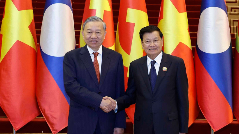 Tổng Bí thư Tô Lâm và Tổng Bí thư, Chủ tịch nước Lào Thongloun Sisoulith đồng chủ trì Cuộc gặp cấp cao giữa Đảng Cộng sản Việt Nam và Đảng Nhân dân Cách mạng Lào. Ảnh: TTXVN