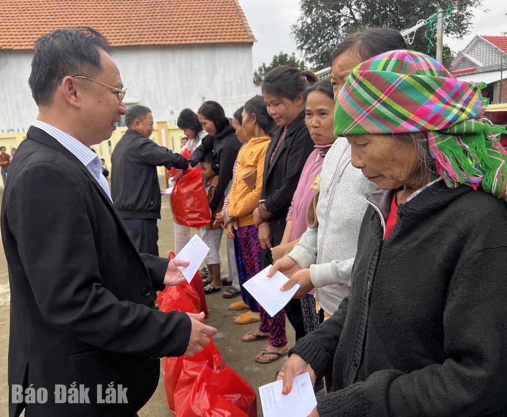 Đồng bào DTTS thôn Kỳ Đu (xã Đồng Xuân) thường được quan tâm, hỗ trợ, hay nhận quà vào các dịp lễ, tết. Ảnh: Khang Anh