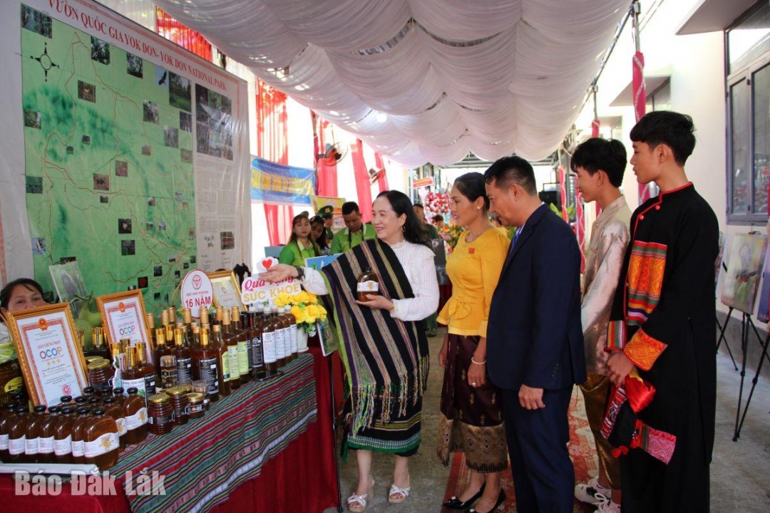 Nhân dân xã Buôn Đôn thi đua lao động sản xuất, tạo nhiều sản phẩm OCCOP chất lượng.