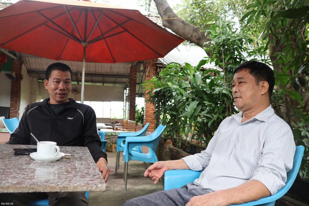 Trưởng thôn 18A Hoàng Ngọc Chung (bìa phải) lắng nghe tâm tư, nguyện vọng của người dân.