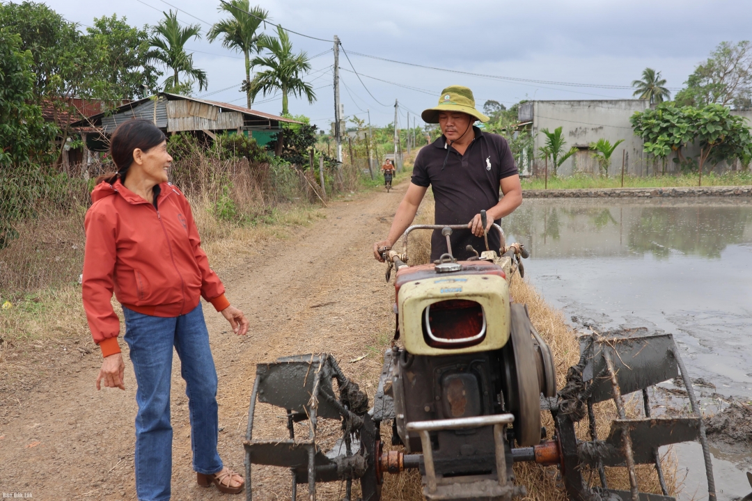 Bà Nguyễn Thị Lê động viên hai anh em Khải Trương và Khải Bình cố gắng học tập.
