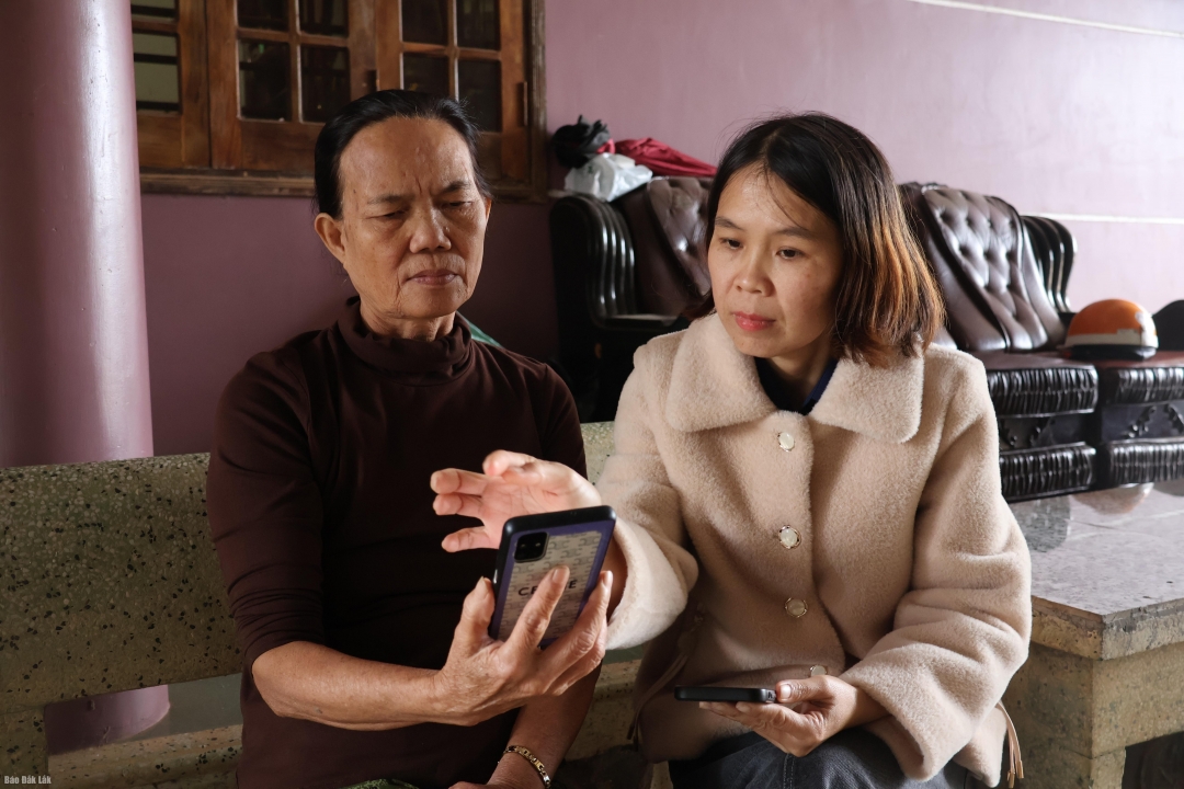 Chị Triệu Thị Niệm hướng dẫn người dân thôn 9 sử dụng các phần mềm 