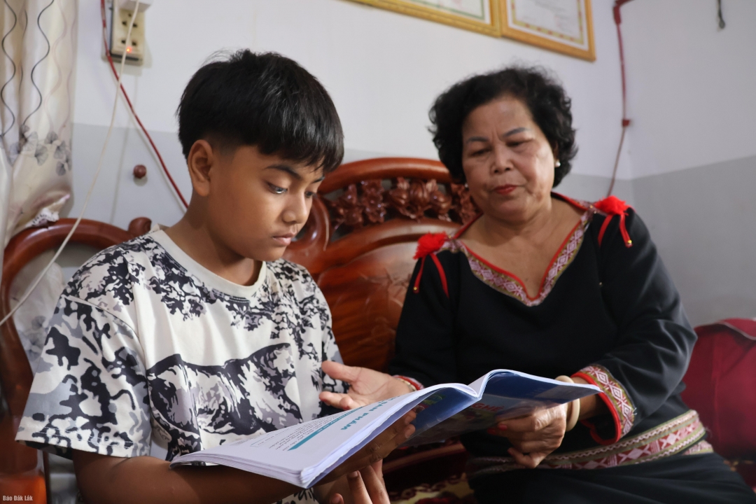 Bà H’Waih Hmok động viên học sinh tự học tại nhà.