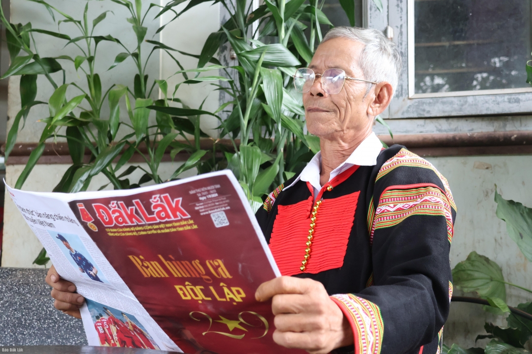  Ông Y Jắk Kbuôr, buôn Knia 1 thường xuyên đọc Báo Đắk Lắk để nắm bắt thông tin của địa phương.
