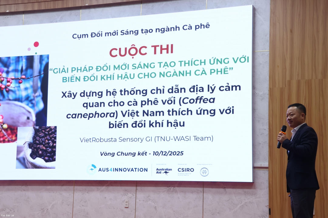 Thí sinh trình bày giải pháp dự thi của đội mình.