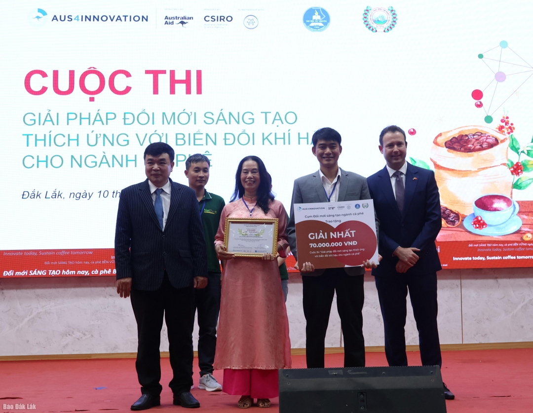 Đại diện Ban tổ chức cuộc thi trao giải Nhất cho MADAM HƯƠNG COFFEE - AN VIỆT FARM