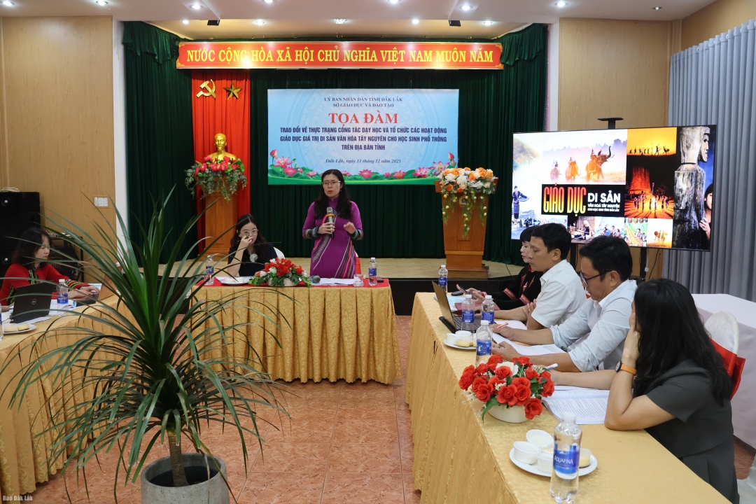 Các đại biểu tham gia buổi tọa đàm.