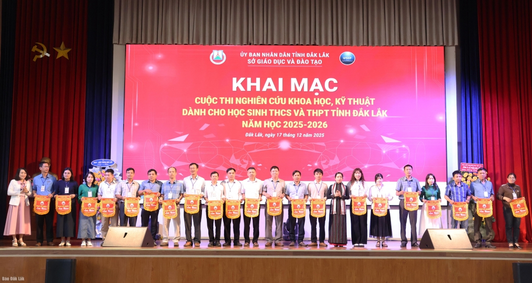 Ban tổ chức cuộc thi tặng cờ lưu niệm cho các đơn vị dự thi.