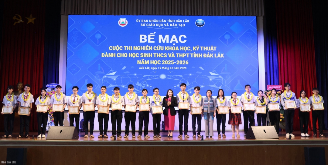 Ban tổ chức cuộc thi trao giải Nhất cho các thí sinh.