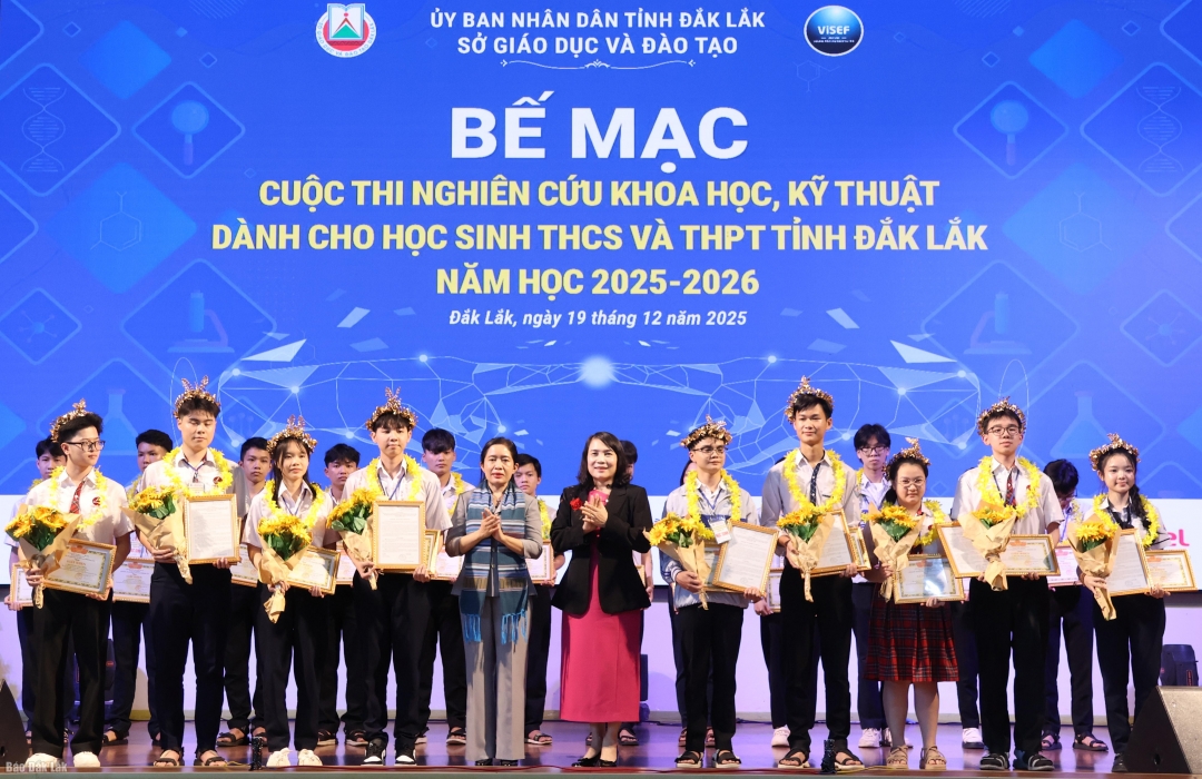 Ban tổ chức cuộc thi trao giải 