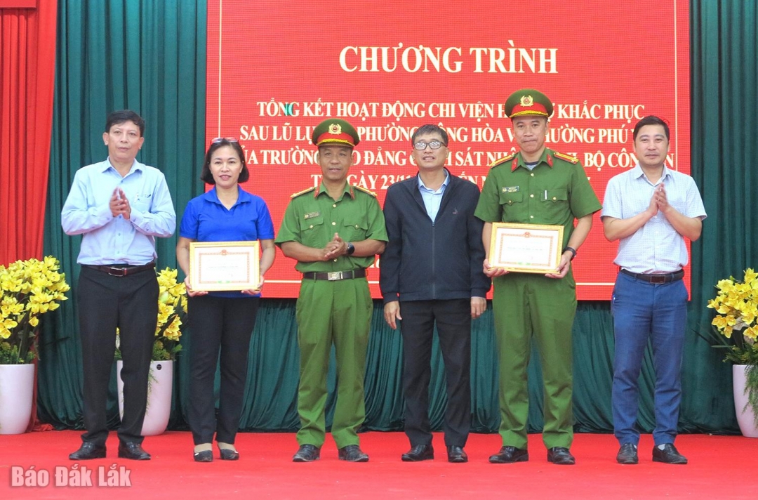 Lãnh đạo phường Phú Yên khen thưởng 2 tập thể.