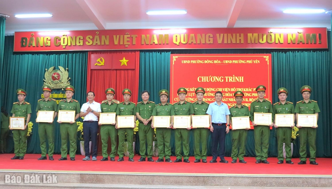 Lãnh đạo phường Đông Hòa khen thưởng các cá nhân.