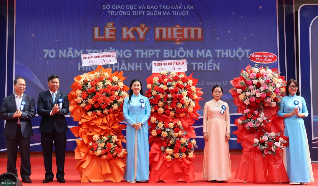 Nguyễn Thượng Hải, Ủy viên Ban Thường vụ Tỉnh ủy, Trưởng Ban Tổ chức Tỉnh ủy; Đại tá Niê Ta, Ủy viên Ban Thường vụ Tỉnh ủy, Chỉ huy trưởng Bộ Chỉ huy Quân sự tỉnh; Nguyễn Hữu Việt, Phó Bí thư chuyên trách Đảng ủy UBND tỉnh; Lê Thị Thanh Xuân, Giám đốc Sở GD-ĐT. 