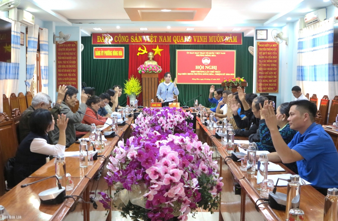 Các đại biểu biểu quyết thông qua số lượng đại biểu HĐND phường Đông Hòa nhiệm kỳ 2026 – 2031.