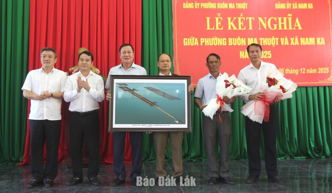 Lãnh đạo Đảng ủy xã Nam Ka trao quà tặng Đảng ủy phường Buôn Ma Thuột.