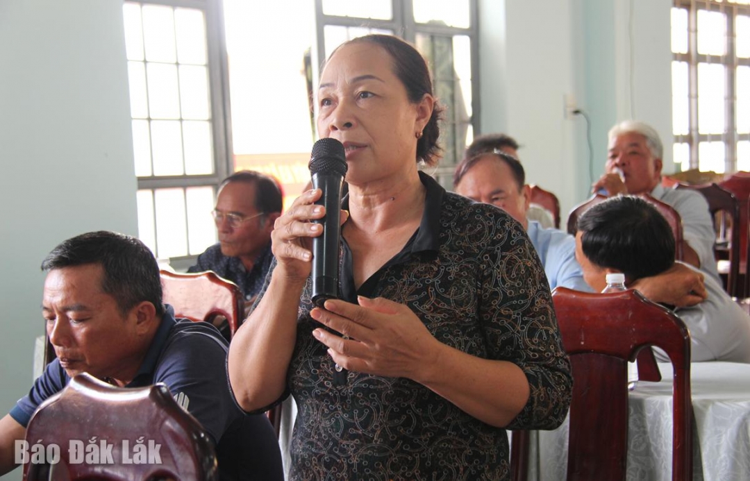 Bà Hường tham gia ý kiến với cấp ủy, chính quyền địa phương về các vấn đề đời sống của người dân thôn Cao Bằng.