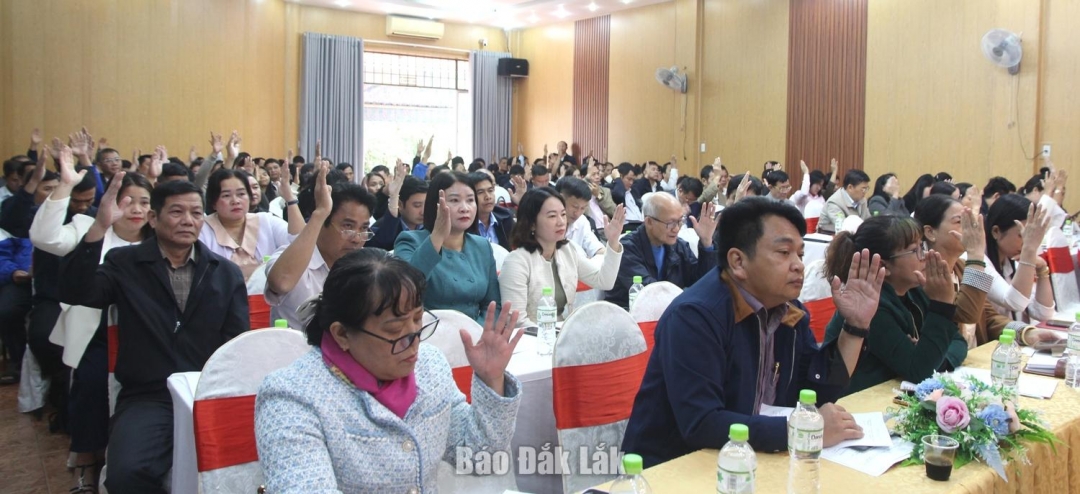 các đại biểu biểu quyết các nội dung tại hội nghị.