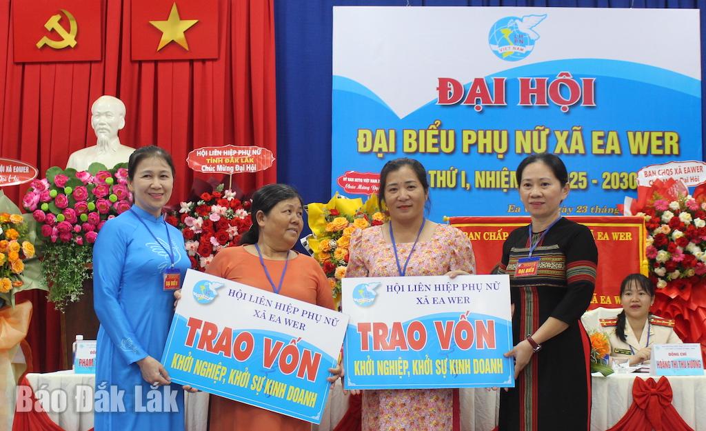 Ban Thường vụ Hội LHPN xã Ea Wer trao vốn cho hội viên khó khăn.