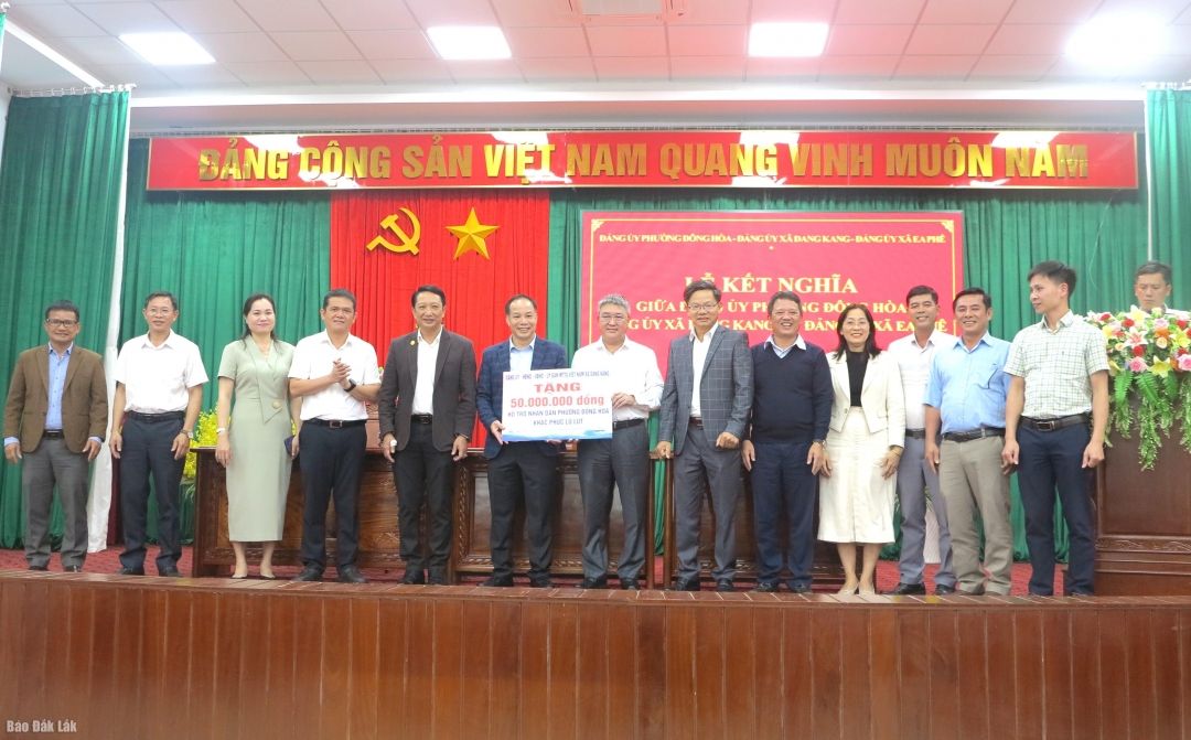 Xã Dang Kang hỗ trợ 50 triệu đồng giúp nhân dân phường Đông Hòa khắc phục hậu quả thiên tai.