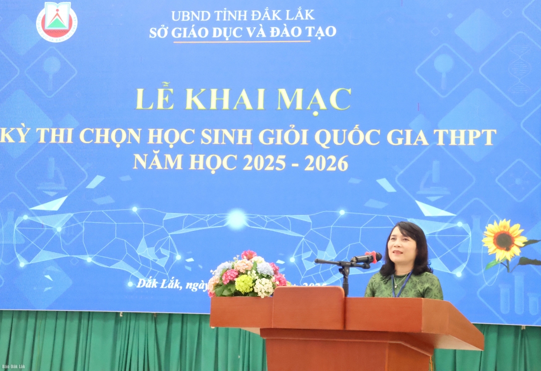 Phó Giám đốc Sở Giáo dục và Đào tạo Võ Thị Minh Duyên động viên thí sinh trước kỳ thi 