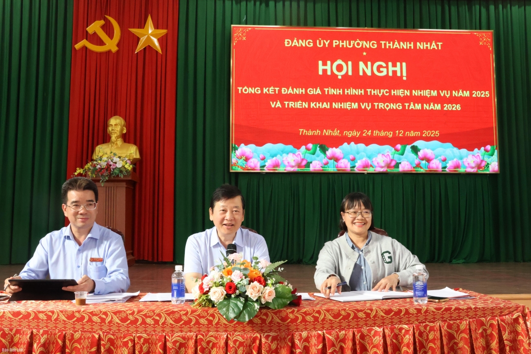 Các đại biểu chủ trì hội nghị.