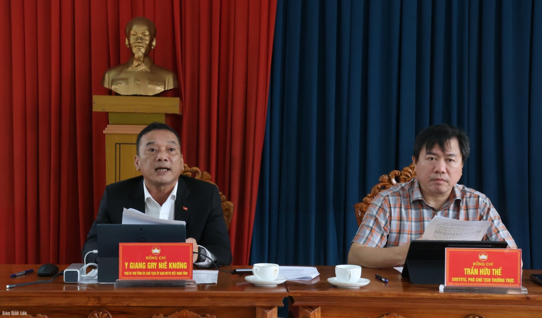 Các đại biểu chủ trì cuộc họp.