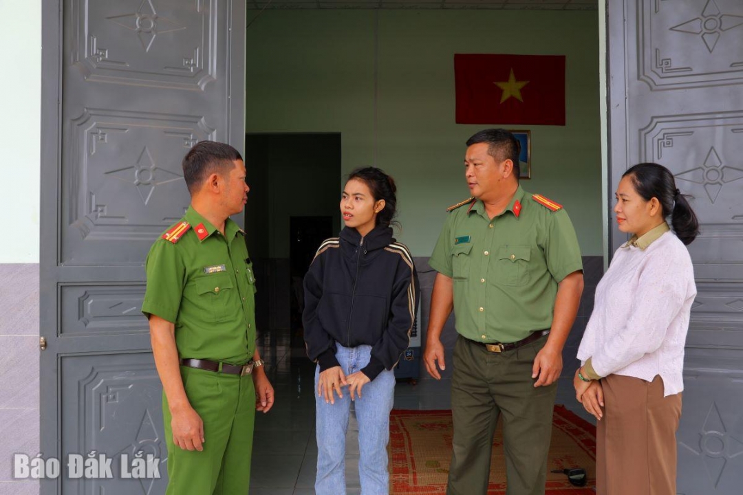 Công an xã Buôn Đôn đến thăm, kiểm tra, đánh giá lại công trình nhà Tình nghĩa vừa xây dựng hỗ trợ người dân hồi tháng 6/2025.