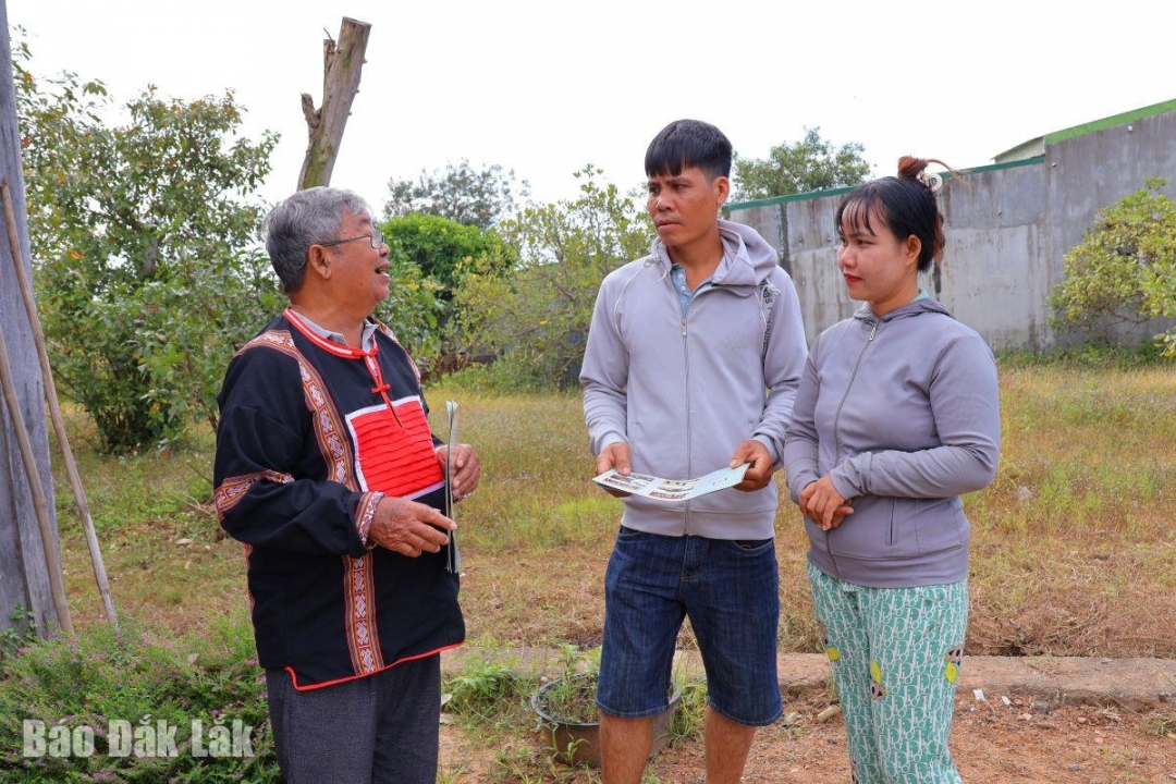 Người uy tín tuyên truyền, phổ biến pháp luật cho người dân trên địa bàn.