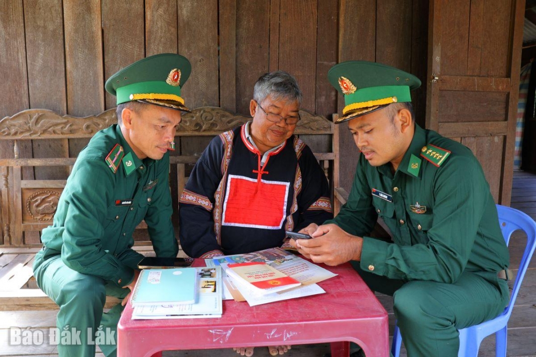 Người uy tín trên địa bàn Buôn Đôn chuyện trò, trao đổi cùng Bộ đội Biên phòng phương pháp tuyên truyền pháp luật.