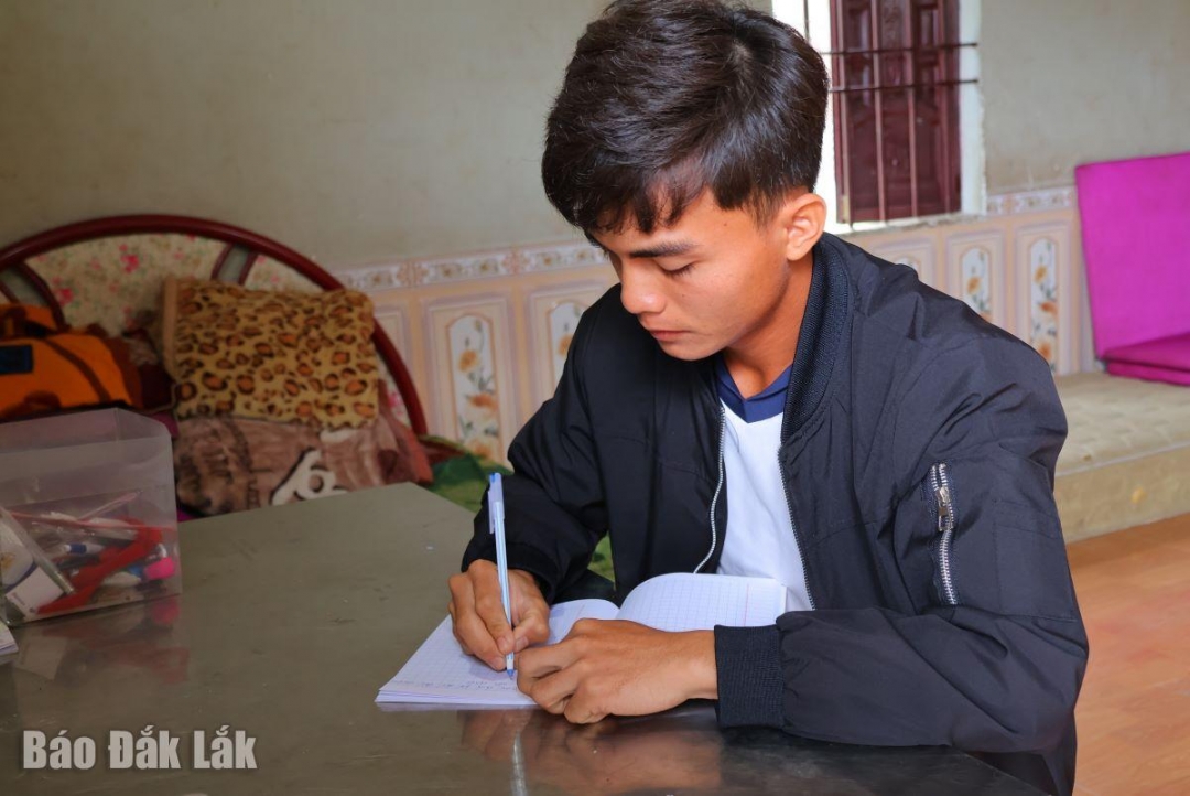 Một công dân trên địa bàn viết đơn tình nguyện nhập ngũ.