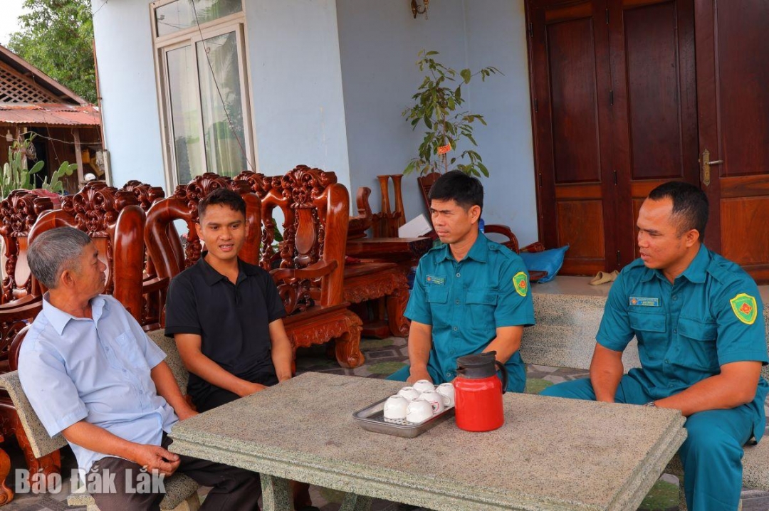 Người uy tín (bìa trái) tham gia trao đổi, chuyện trò cùng thanh niên trong độ tuổi nhập ngũ trên địa bàn xã.