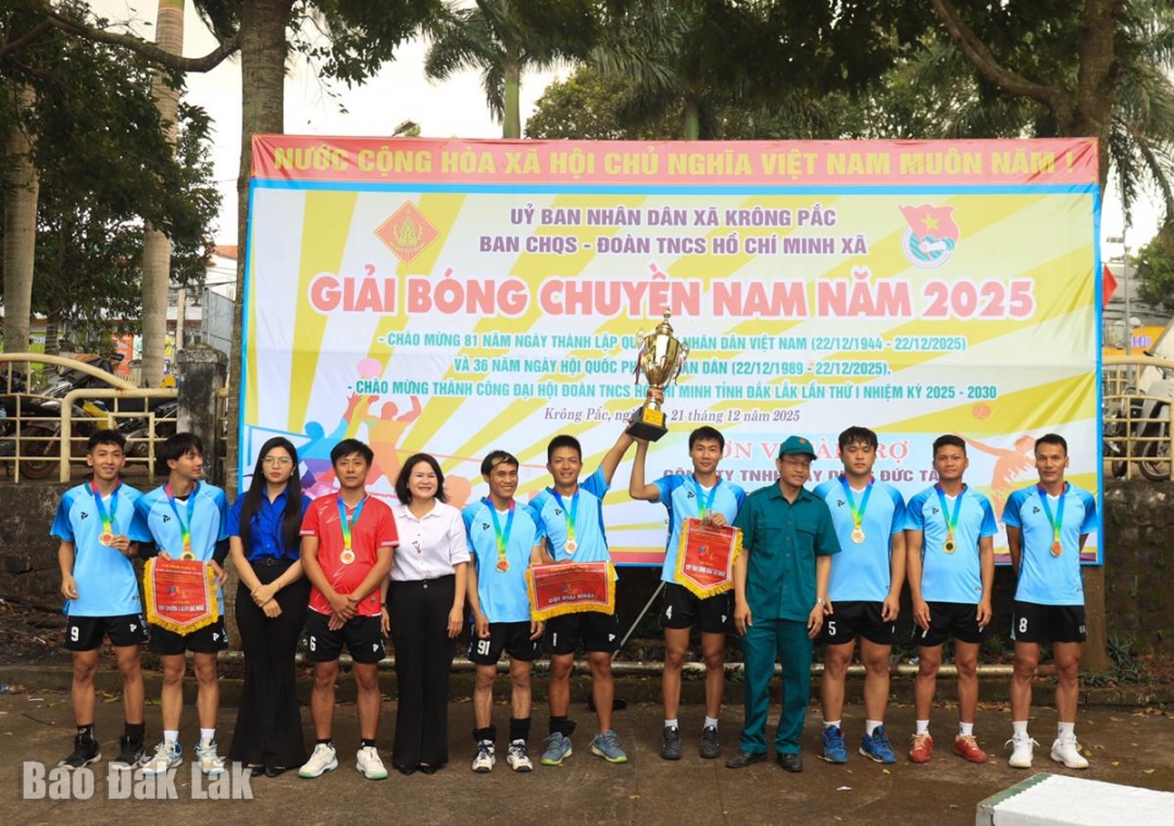 Ban tổ chức trao giải nhất cho đội bóng chuyền nam thon 19/5.