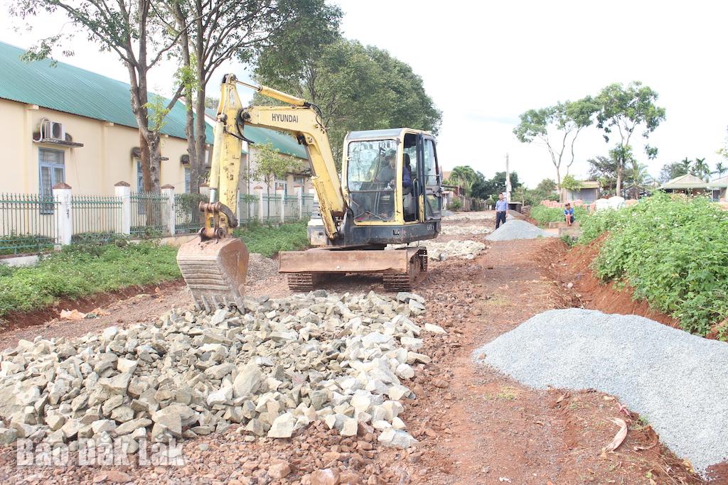 Tuyến đường giao thông nông ở thôn 3 (xã Ea Hiao) được đầu tư. Ảnh: Hoàng Ân