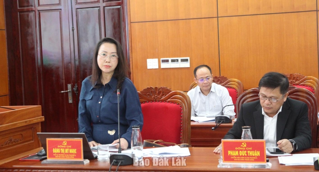 Đồng chí Đặng Thị Mỹ Ngọc, Phó Vụ trưởng Vụ địa phương II, Ban Nội chính Trung ương phát biểu tại phiên họp.