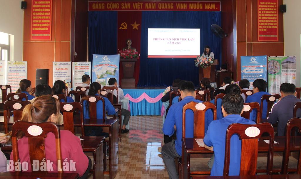 Phiên giao dịch việc làm năm 2025 tại xã Cư Yang do UBND xã phối hợp với Trung tâm Dịch vụ việc làm tỉnh tổ chức