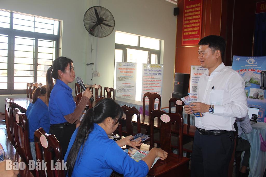 Đoàn viên, thanh niên xã Cư Yang trao đổi trực tiếp với doanh nghiệp tuyển dụng tại phiên giao dịch việc làm năm 2025.