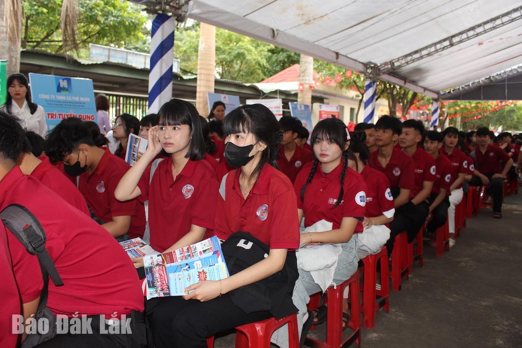 Học sinh, sinh viên Trường Trung cấp Buôn Ma Thuột tham gia Ngày hội việc làm năm 2025.