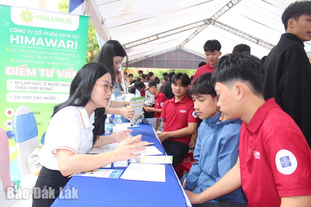 Nhiều sinh viên quan tâm, tìm hiểu về xuất khẩu lao động nước ngoài theo hợp đồng.