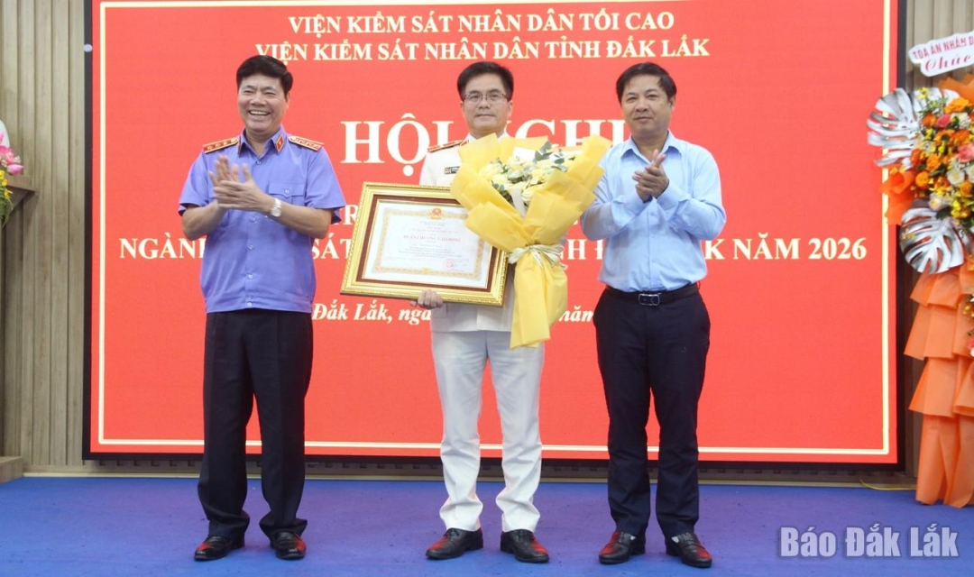 Thừa ủy quyền của Chủ tịch nước, đồng chí Lương Nguyễn Minh Triết, Bí thư Tỉnh ủy và Phó Viện trưởng Viện KSND Tối cao Nguyễn Quang Dũng trao Huân chương Lao động tặng Viện trưởng Viện KSND tỉnh Phạm Trung Thuận.