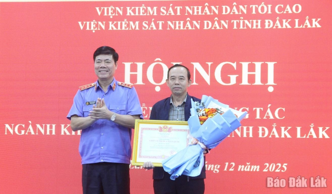 Thừa ủy quyền của Thủ tướng Chính phủ, đồng chí Nguyễn Quang Dũng, Phó Viện trưởng Viện KSND Tối cao trao danh hiệu “Chiến sĩ thi đua toàn quốc” tặng ông Huỳnh Ngọc Thanh, nguyên Phó Viện trưởng Viện KSND tỉnh.