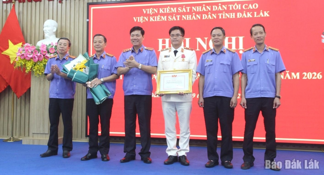 Thừa ủy quyền của Thủ tướng Chính phủ, đồng chí Nguyễn Quang Dũng, Phó Viện trưởng Viện KSND Tối cao trao danh hiệu “Tập thể lao động xuất sắc” tặng Viện KSND tỉnh.