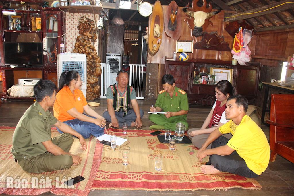 Hội LHPN  xã Buôn Đôn phối hợp với Công an xã và người  có uy tín của buôn Drang Phốk trong việc xây  dựng  