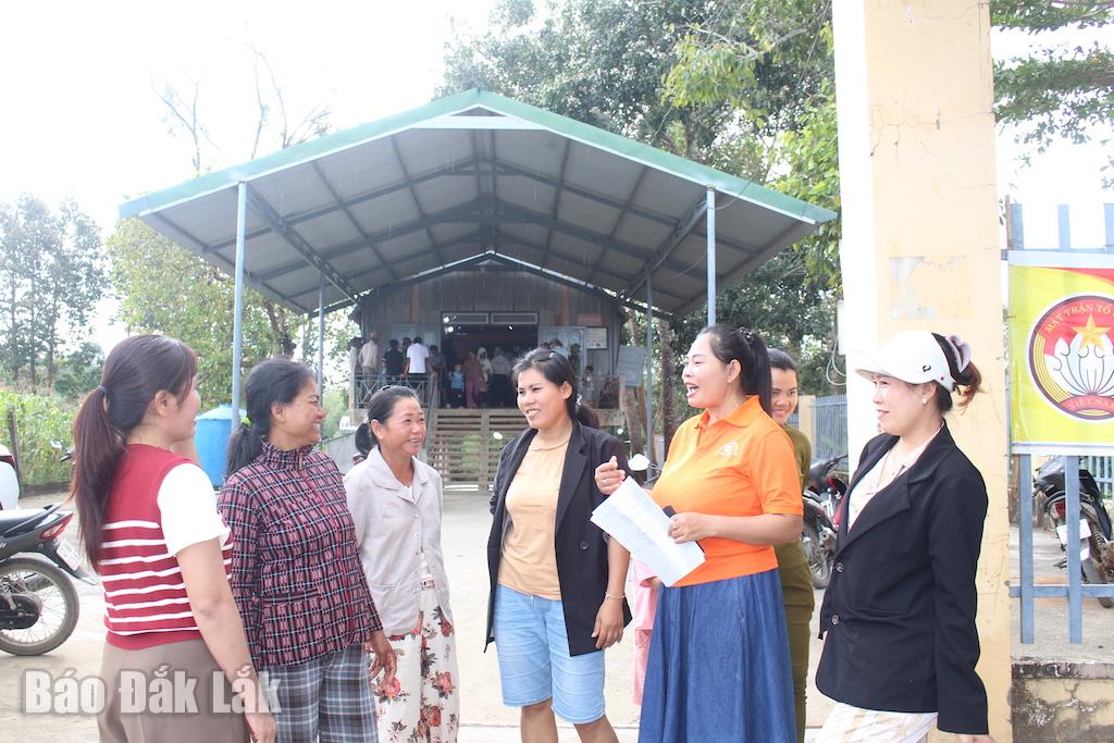 Ban Chấp hành Hội LHPN xã Buôn Đôn thăm hỏi, nắm tình hình hội viên buôn Drang Phốk.