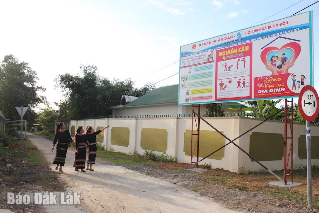 Banner tuyên truyền Dự án 8 “Thực hiện bình đẳng giới và giải quyết những vấn đề cấp thiết đối với phụ nữ và trẻ em” tại buôn Ea Rông.