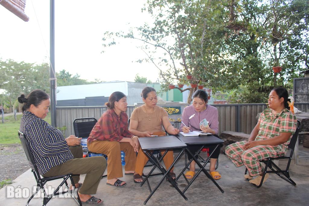 Chi  hội  Phụ  nữ  thôn  Thống  Nhất   đóng  góp tiền cho mô  hình  Tiết  kiệm khởi  nghiệp hỗ  trợ  hội  viên  khó  khăn của  thôn.