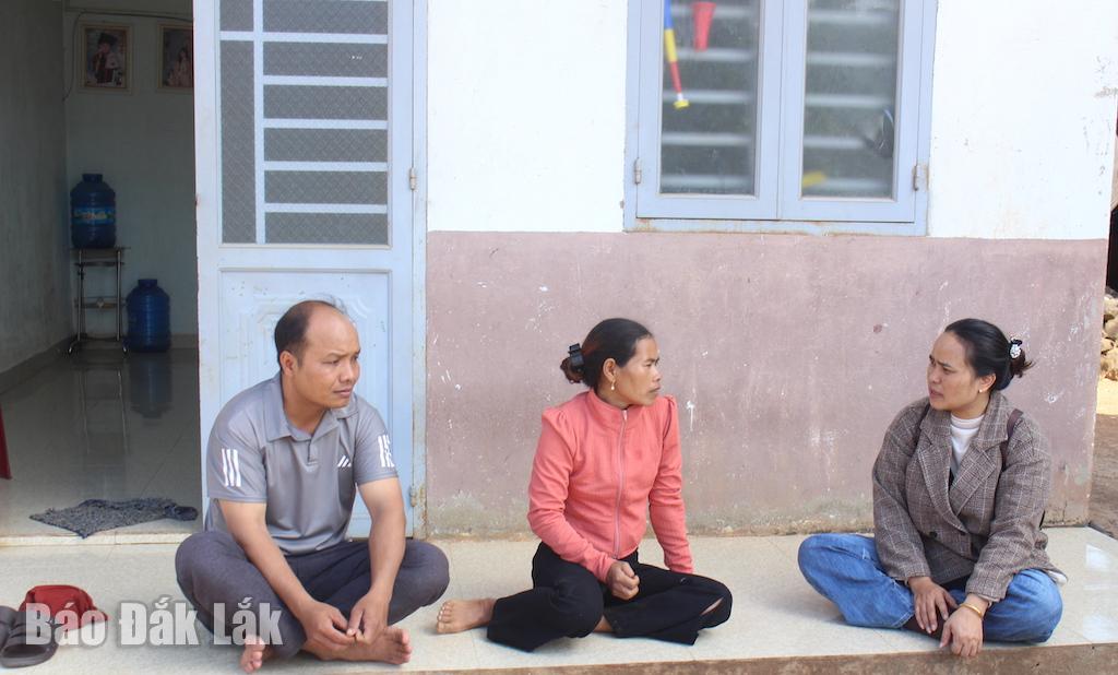 Chủ tịch Hội LHPN xã Ea Nuôl bà phối hợp với Ban tự quản buôn Ko Dung A thăm gia đình bà H Ray